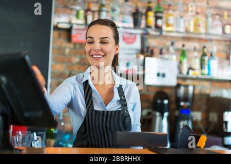 Woman working at cafe Foto Stock