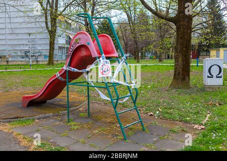 Zagabria, Croazia – marzo 2020. I parchi giochi chiusi, vietato di giocare durante il virus pandemico di Covid-19, virus corona in Europa Foto Stock