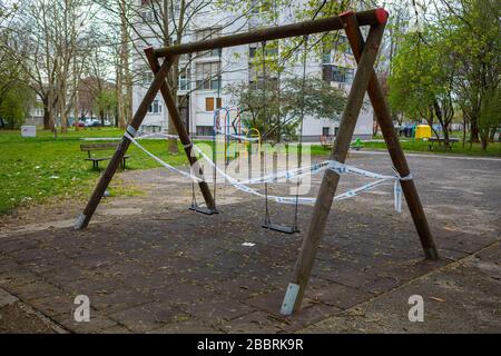 Zagabria, Croazia – marzo 2020. I parchi giochi chiusi, vietato di giocare durante il virus pandemico di Covid-19, virus corona in Europa Foto Stock