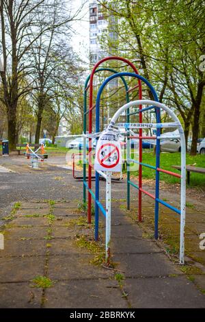 Zagabria, Croazia – marzo 2020. I parchi giochi chiusi, vietato di giocare durante il virus pandemico di Covid-19, virus corona in Europa Foto Stock