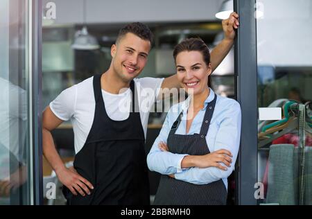 Donna e uomo che lavorano al bar Foto Stock