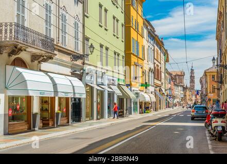 Parma - luglio 2017, Emilia Romagna, Italia: una strada di Parma con edifici storici, negozi, farmacia, parcheggiate auto e scooter Foto Stock