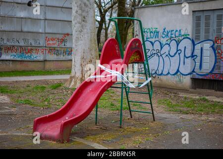 Zagabria, Croazia – marzo 2020. I parchi giochi chiusi, vietato di giocare durante il virus pandemico di Covid-19, virus corona in Europa Foto Stock