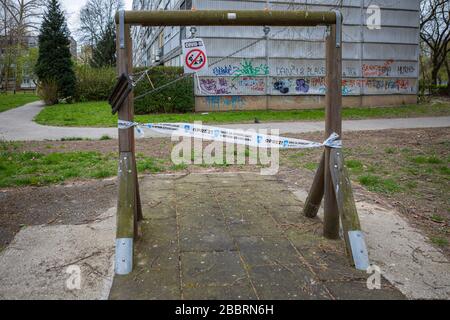 Zagabria, Croazia – marzo 2020. I parchi giochi chiusi, vietato di giocare durante il virus pandemico di Covid-19, virus corona in Europa Foto Stock