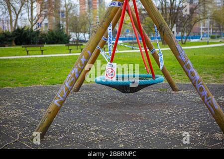 Zagabria, Croazia – marzo 2020. I parchi giochi chiusi, vietato di giocare durante il virus pandemico di Covid-19, virus corona in Europa Foto Stock