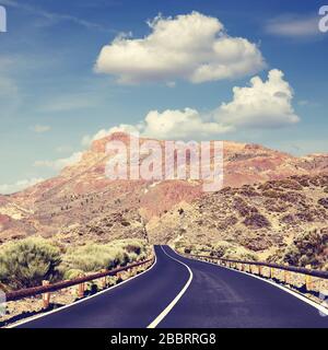 Strada panoramica nel Parco Nazionale del Teide, tonificazione del colore applicato, Tenerife, Spagna. Foto Stock