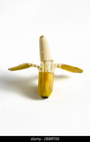 Fotografia verticale di una banana pelata a metà. Foto Stock