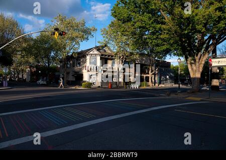 Sacramento, California, Stati Uniti. 31st Mar, 2020. Un camminatore solitario attraversare la strada 20th su N Street durante la pandemia di coronavirus martedì 31 marzo 2020 a Sacramento. Credit: Paul Kitagaki Jr./ZUMA Wire/Alamy Live News Foto Stock