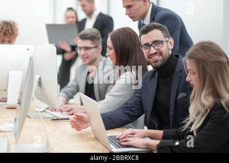 colleghi di lavoro che analizzano le informazioni che entrano in ufficio Foto Stock
