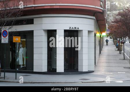 A Coruña-Spagna. Il primo negozio aperto dal gruppo 'Inditex', sotto il nome di 'Zara', su una strada centrale a la Coruña chiusa dalla crisi covid-19 Foto Stock