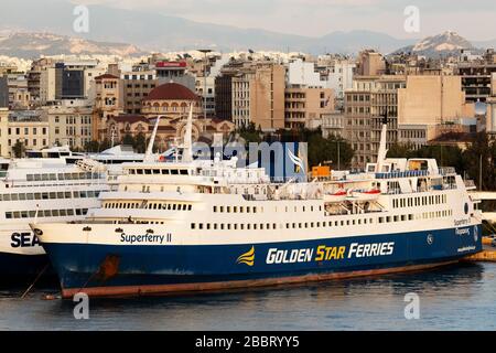 Una nave Golden Star Ferries ormeggiata nel porto del Pireo in Grecia. La nave opera sul Mar Egeo. Foto Stock