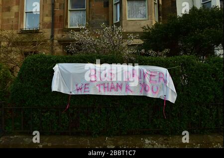 Edimburgo, Regno Unito. 01st Apr, 2020. Spettacoli PIC: Le persone a Leith, Edimburgo, mostrano il loro sostegno ai lavoratori chiave durante la pandemia di Covid-19. In questo caso, i conducenti di autobus. Merito: Ian Jacobs/Alamy Live News Foto Stock