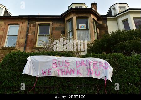 Edimburgo, Regno Unito. 01st Apr, 2020. Spettacoli PIC: Le persone a Leith, Edimburgo, mostrano il loro sostegno ai lavoratori chiave durante la pandemia di Covid-19. In questo caso, i conducenti di autobus. Merito: Ian Jacobs/Alamy Live News Foto Stock