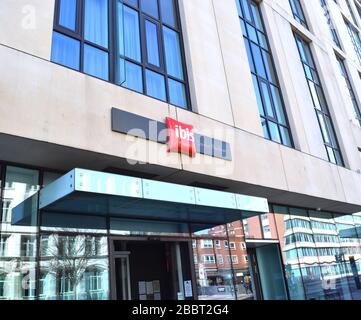 Edificio dell'hotel ibis con logo in una trafficata strada londinese. Foto Stock