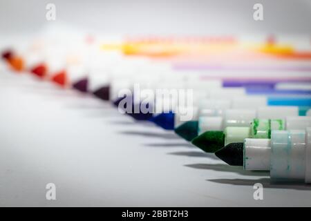 Marcatori in tutti i colori arcobaleno, sfondo bianco Foto Stock