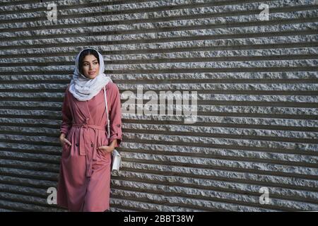 Giovane donna araba che indossa hijab sulla strada Foto Stock