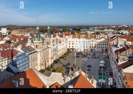 Pardubice, Repubblica Ceca. Veduta aerea della piazza centrale della città (Pernstynske namesti) Foto Stock