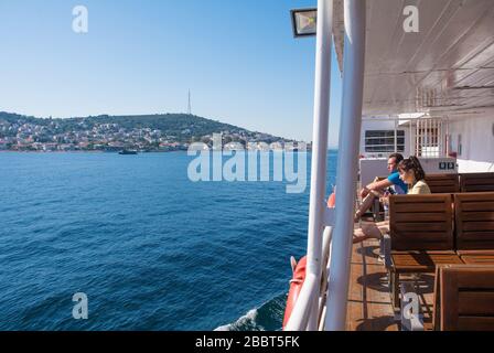 Istanbul, Turchia - Settembre 18th 2019. I turisti godono del sole a bordo di un traghetto tra Moda, Kadkoy a Istanbul e le Isole dei principi, AKA Adalar Foto Stock