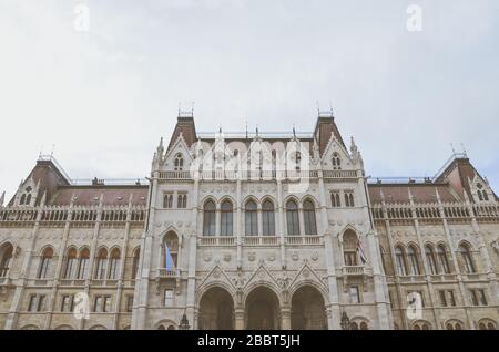 Costruzione del Parlamento ungherese Orszaghaz a Budapest, Ungheria. Sede dell'Assemblea Nazionale. Foto di dettaglio della facciata. Casa costruita in stile neogotico. Attrazione turistica. Foto Stock