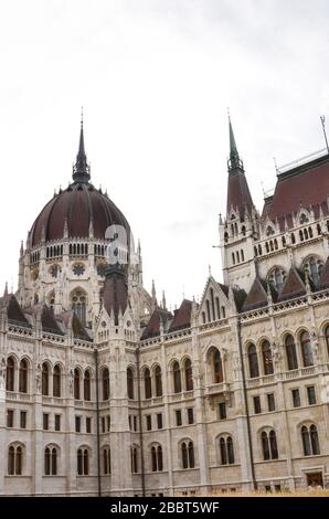 Costruzione del Parlamento ungherese Orszaghaz a Budapest, Ungheria. Sede dell'Assemblea Nazionale. Foto di dettaglio della facciata. Casa costruita in stile neogotico. Foto verticale. Foto Stock