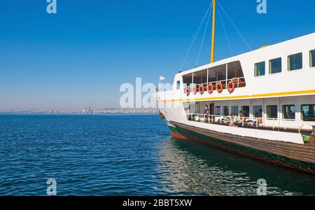 Istanbul, Turchia - Settembre 18th 2019. I turisti godono del sole a bordo di un traghetto tra Moda, Kadikoy a Istanbul e le Isole dei principi, AKA Adalar Foto Stock