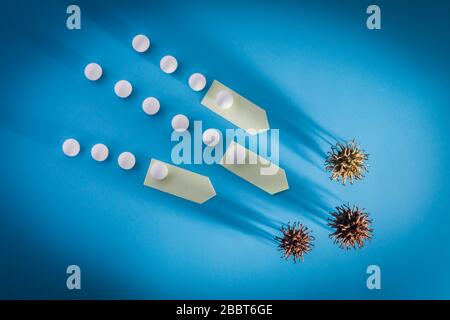 Modello di ceppo del virus astratto del 2019-nCov romanzo coronavirus. Il gruppo di virus covid-19 è attaccato da pillole. Il concetto di trattamento con coronavirus e Viru Foto Stock