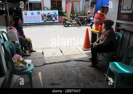 Jakarta, Indonesia. 1st Apr, 2020. Controlli di serraggio presso gli ingressi residenziali, check-in e check-out dei residenti da parte degli ospiti mediante spray disinfettanti e sono necessari per lavarsi le mani a Pegangsaan Dua. I residenti che si autoaiutano a stringere l'esame all'ingresso della loro residenza mirano a rompere la catena di diffusione del COVID-19, a seguito dell'aumento dei pazienti positivi nella zona di Giacarta. Credit: Dasril Roszandi/ZUMA Wire/Alamy Live News Foto Stock