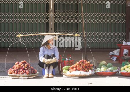 Dalat market - Venditore donna che vende frutta fresca al mercato principale di Dalat, Vietnam, Sud-Est asiatico. Foto Stock