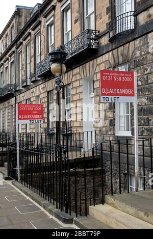 I cartelli "to Let" di un agente immobiliare attaccati alle ringhiere nella New Town Georgiana di Edimburgo. Foto Stock