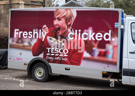 Appena fatto clic sull'annuncio Tesco sul lato di un furgone di consegna Tesco a New Town, Edimburgo, Scozia, Regno Unito. Foto Stock