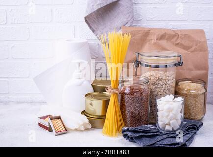 Set di prodotti di base in situazioni di emergenza. Foto Stock