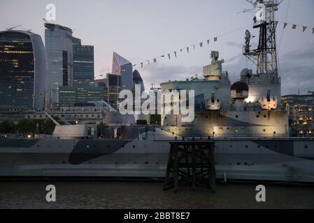 Imperial War Museum Boat Navy Military War parcheggiato Boat Lights Camouflage HMS Belfast, The Queen's Walk, Londra, SE1 2JH Foto Stock
