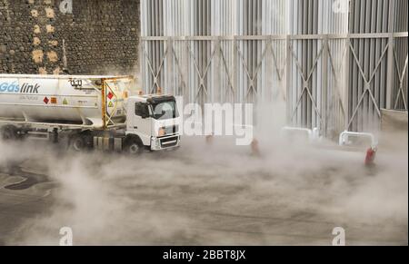 Madeira, Portogallo - Settembre 2017: Una petroliera a gas naturale liquido circondata da una nube di condensa bianca viene ricaricata al deposito di Câmara de Lobo Foto Stock