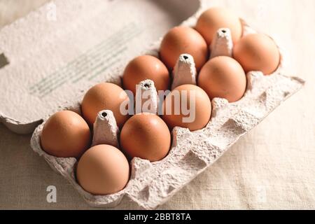 In un cartone di cartone di uova fresche Foto Stock