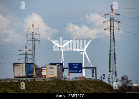 Autostrada a 46, svincolo autostradale Holz, accesso alle A44 e A61, turbine eoliche, piloni ad alta tensione, vicino a JŸchen, Germania Foto Stock