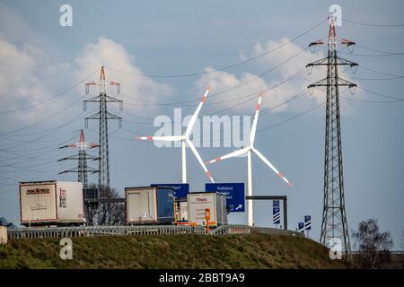 Autostrada a 46, svincolo autostradale Holz, accesso alle A44 e A61, turbine eoliche, piloni ad alta tensione, vicino a JŸchen, Germania Foto Stock