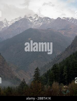 Vista della città di Manali nel paesaggio dell'Himalaya dell'India del Nord Foto Stock