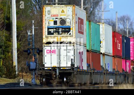 Ginevra, Illinois, Stati Uniti. La fine di un treno merci per cataste o container che sgombrava un passaggio di classe durante il suo viaggio verso est a Chicago. Foto Stock