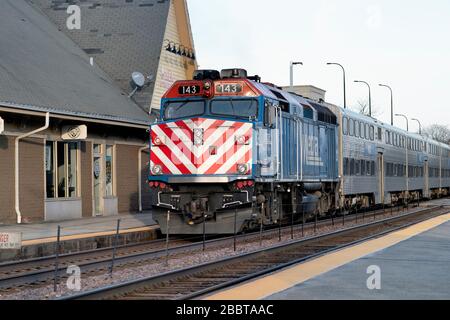 Ginevra, Illinois, Stati Uniti. Una locomotiva Metra che spinge il suo treno per pendolari destinato a Chicago mentre parte dal deposito a Ginevra, Illinois. Foto Stock