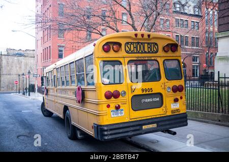 Un autobus giallo parcheggiato a New York, Manhattan. Foto Stock