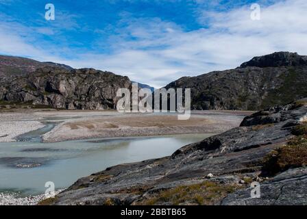 Vista sulla valle e sul ghiacciaio. Montagne sullo sfondo. Groenlandia Foto Stock