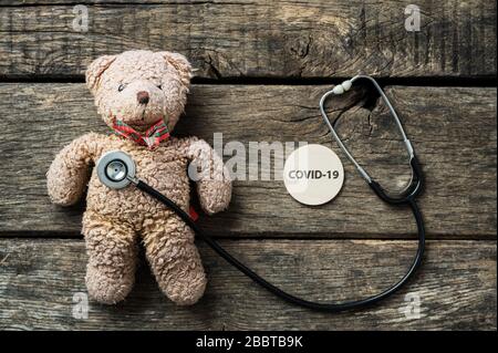 Vista dall'alto dello stetoscopio con orsacchiotto su sfondo rosa, concetto  internazionale di giorno del cancro dell'infanzia Foto stock - Alamy