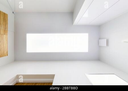 soffitto sospeso con lampade led e costruzione di cartongesso in camera vuota in appartamento o casa. Soffitto stretch bianco e forma complessa. Look Foto Stock