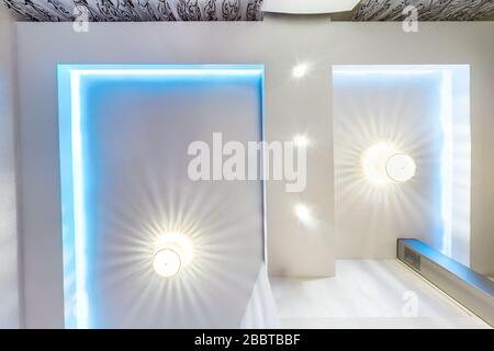 soffitto sospeso con lampade led e costruzione di cartongesso in camera vuota in appartamento o casa. Soffitto stretch bianco e forma complessa. Look Foto Stock