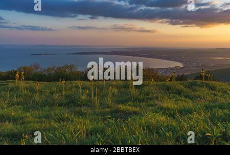 Popolare vacanza destiantion Sunny Beach è visto da una collina vicino Svet Vlas, Bulgaria al tramonto Foto Stock