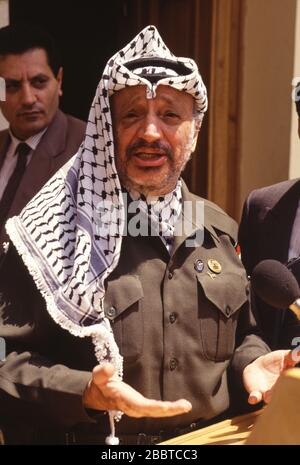 Cairo, Egitto - 15 aprile 1992 - il presidente dell'OLP Yasser Arafat incontra il presidente egiziano Hosni Mubarak 1 settimana dopo che Arafat è stato coinvolto in un incidente aereo quasi fatale nel deserto libico (vedere ferite sul suo volto). Foto Stock