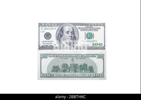 Fronte e retro di un conto di 100 dollari USA con un ritratto del presidente americano Benjamin Franklin su un isolato sfondo bianco Foto Stock