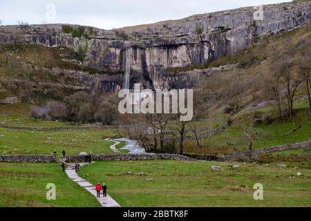 Acqua che scorre sopra Malham Cove. 6th dicembre 2015, dopo un periodo di pioggia intensa, Malham Cove diventa temporaneamente la cascata libera più alta del Regno Unito. L'alta scogliera di calcare verticale 80m nel cuore del Parco Nazionale delle Yorkshire Dales è stato formato nell'ultima era glaciale, ma l'acqua non è stata vista a cascata dal suo bordo in memoria vivente (vedere 'informazioni aggiuntive') © Ian Wray /Alamy Foto Stock