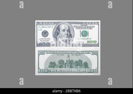 Fronte e retro di una banconota da cento dollari USA con ritratto del presidente americano benjamin franklin su sfondo grigio isolato Foto Stock