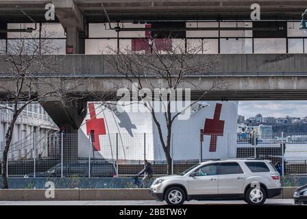 Pier 99 USNS Comfort Hospital Ship a New York durante la pandemia di coronavirus nel marzo del 2020. Foto Stock